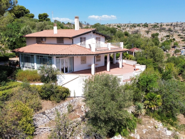 Villa 198m2 con terreno e vista panoramica, zona Cugni, Noto